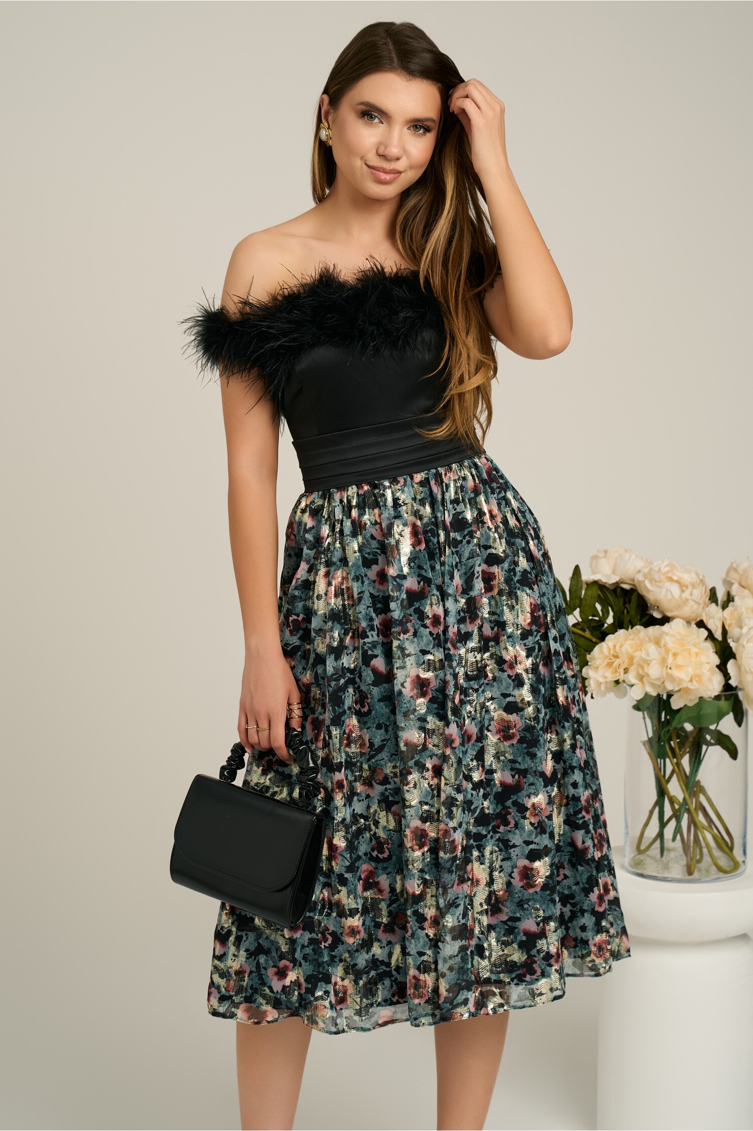Rochie DY Fashion neagra cu imprimeu pe fusta si pene la bust
