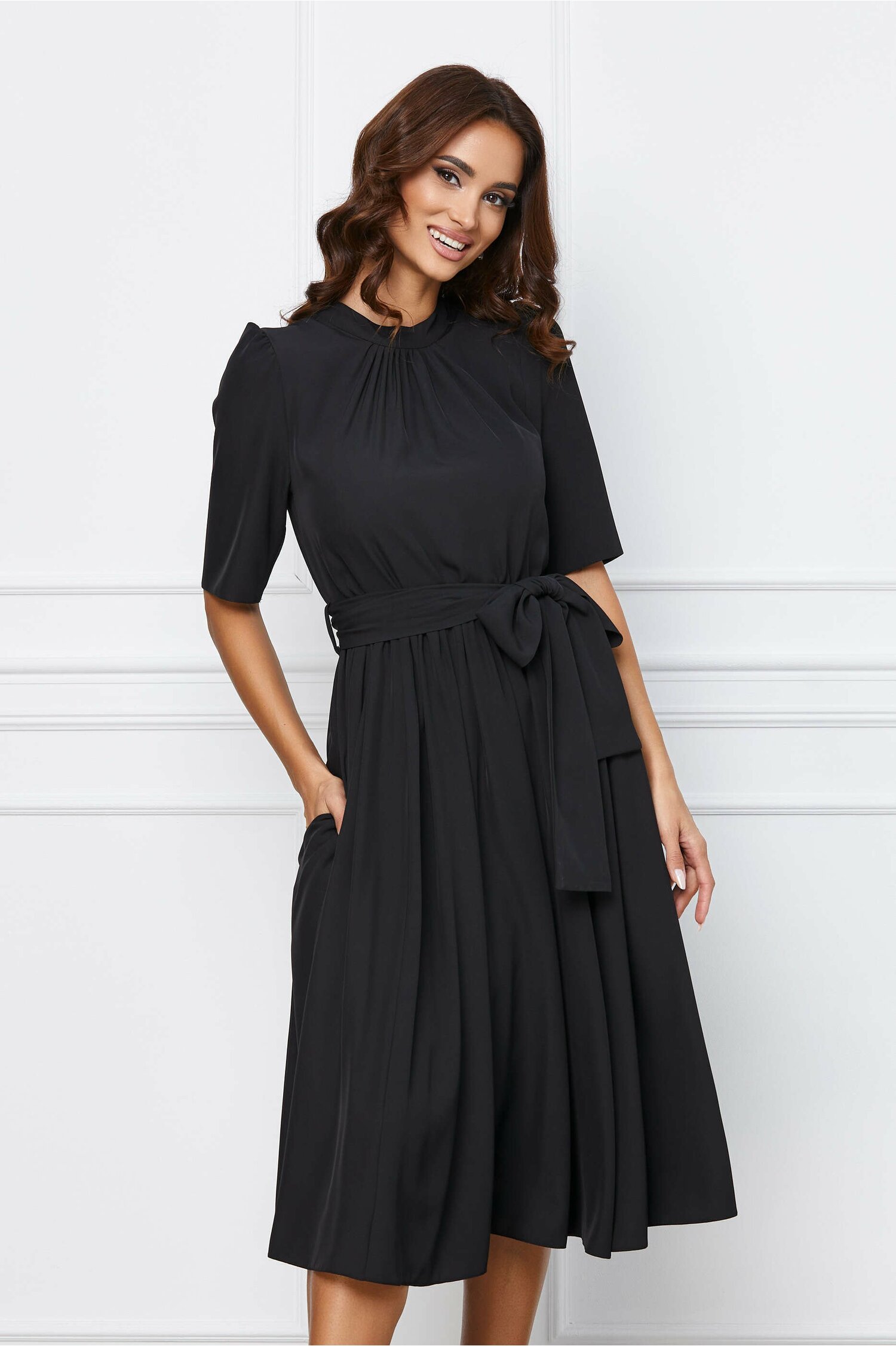 Rochie neagra cu pliuri la bust si cordon in talie