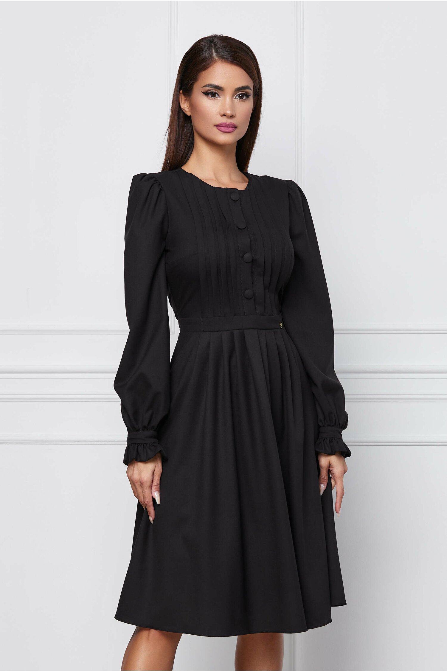 Rochie neagra cu pliuri si nasturi la bust - Rochii-Dama.ro