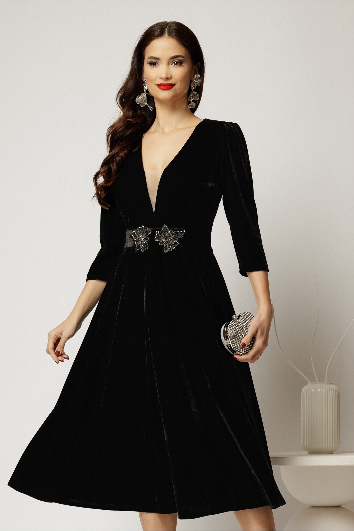Rochie DY Fashion neagra din catifea cu decolteu adanc si cordon cu aplicatii