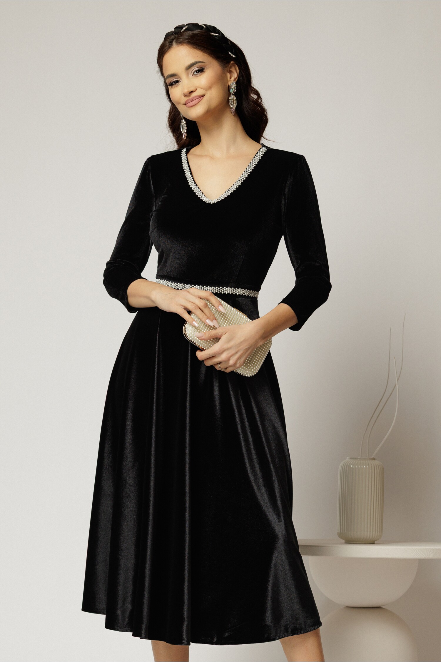 Rochie DY Fashion neagra din catifea cu decolteu in V si talia cu perle