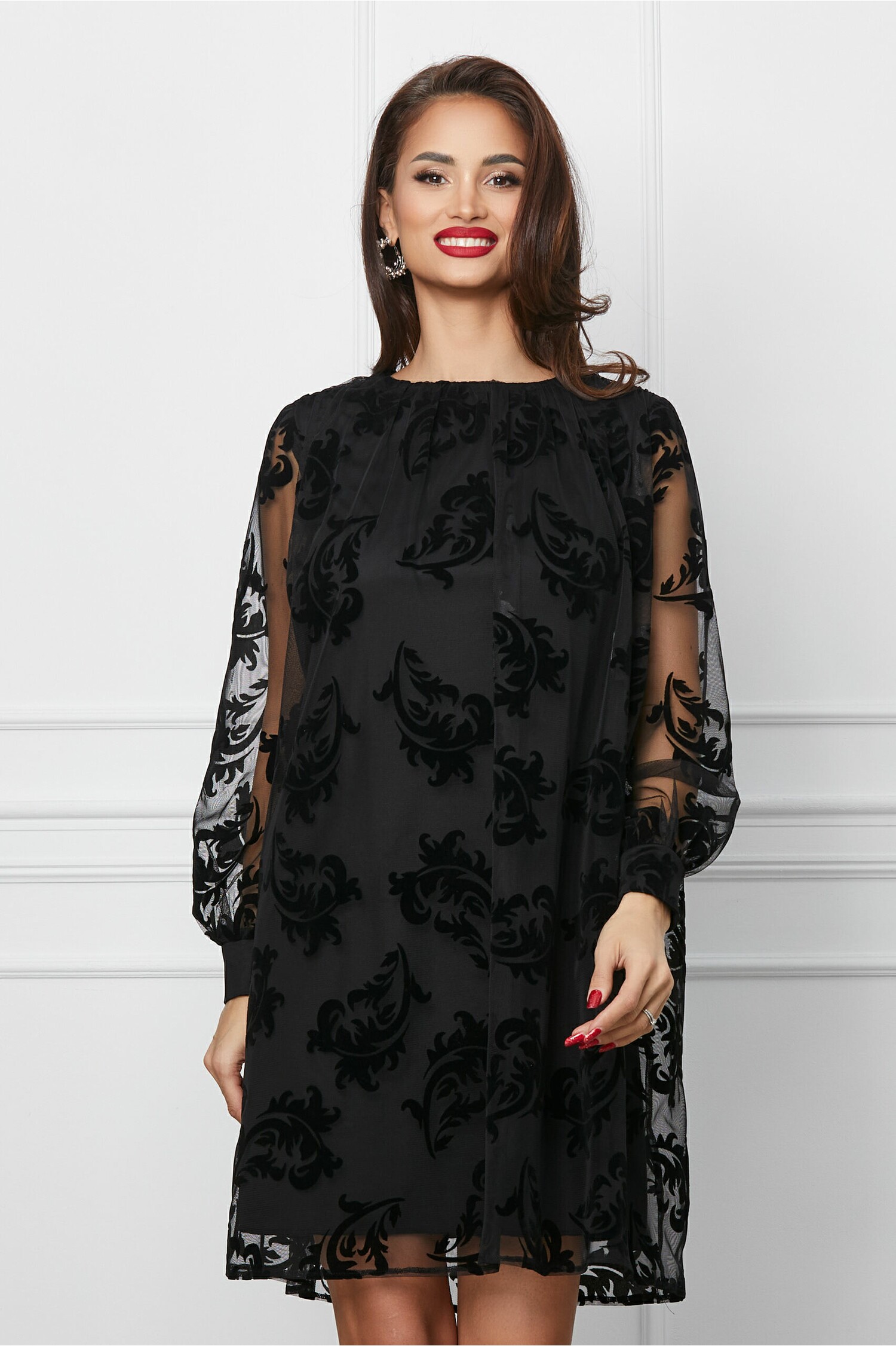 Rochie scurta neagra din tull cu insertii catifelate