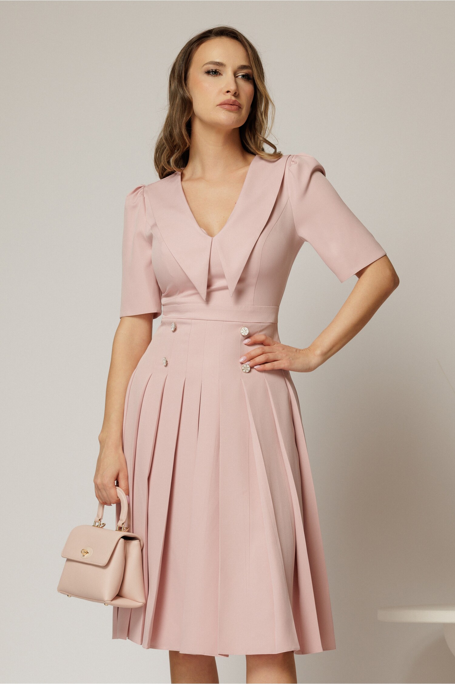 Rochie DY Fashion roz cu decolteu cu guler ascutit si fusta plisata