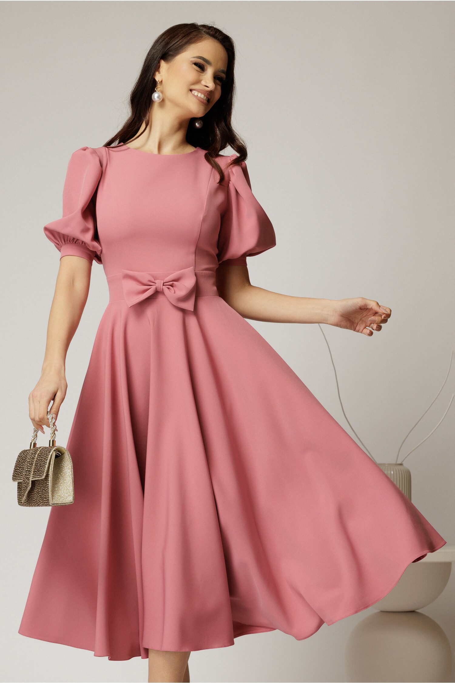 Rochie DY Fashion roz din stofa in clos cu funda in talie