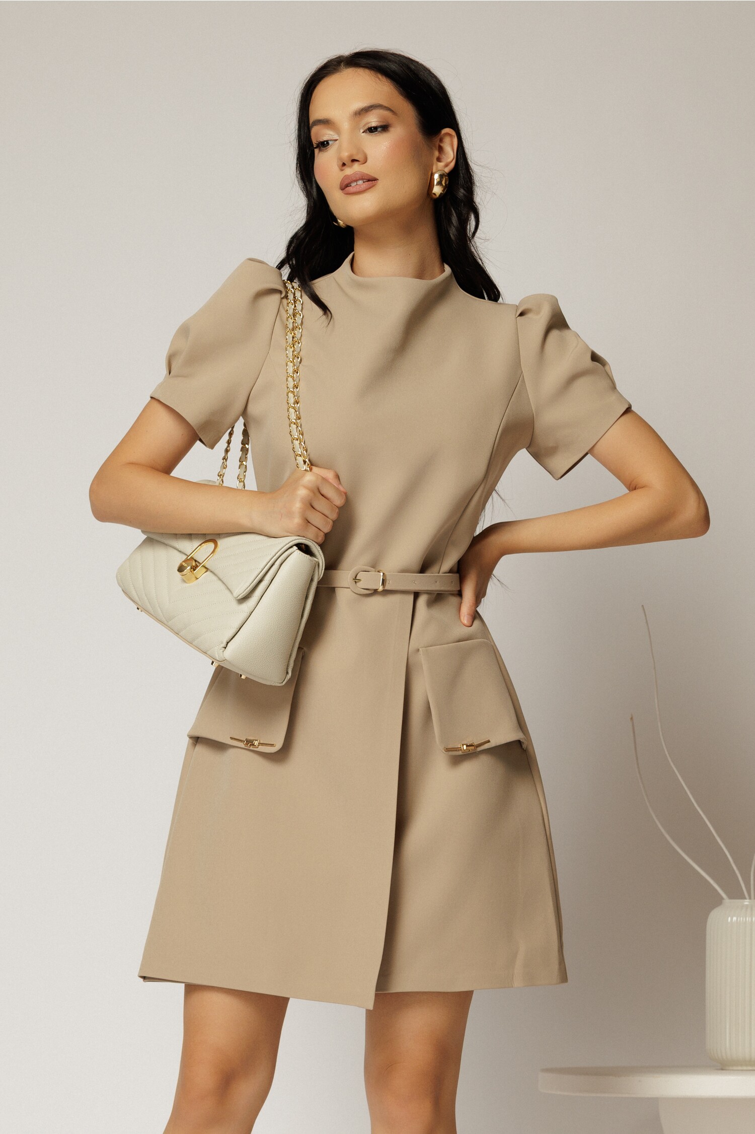 Rochie DY Fashion scurta bej cu aplicatii pe capace si decolteu rotund