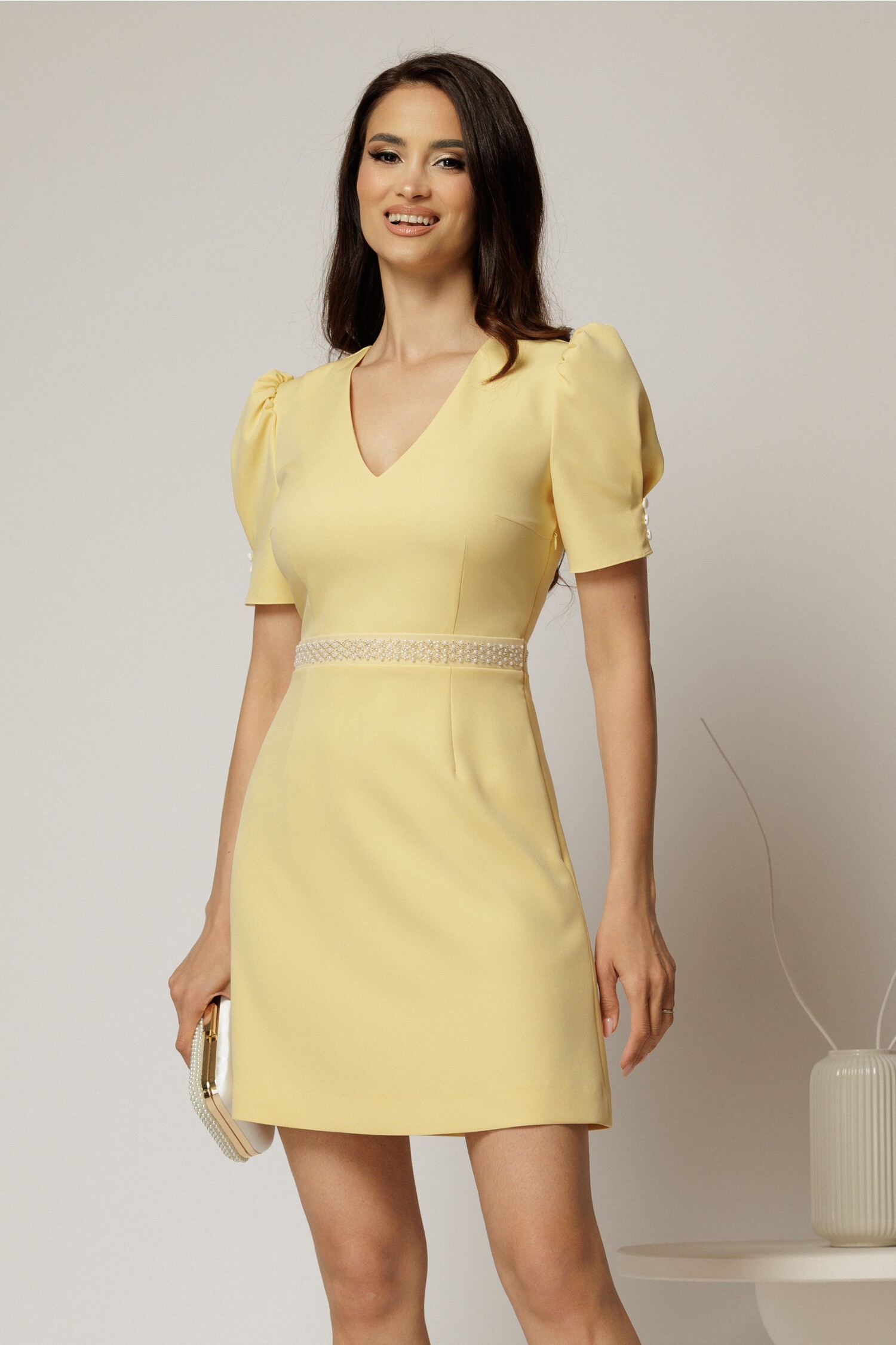 Rochie DY Fashion scurta galbena cu perle in talie si maneci scurte