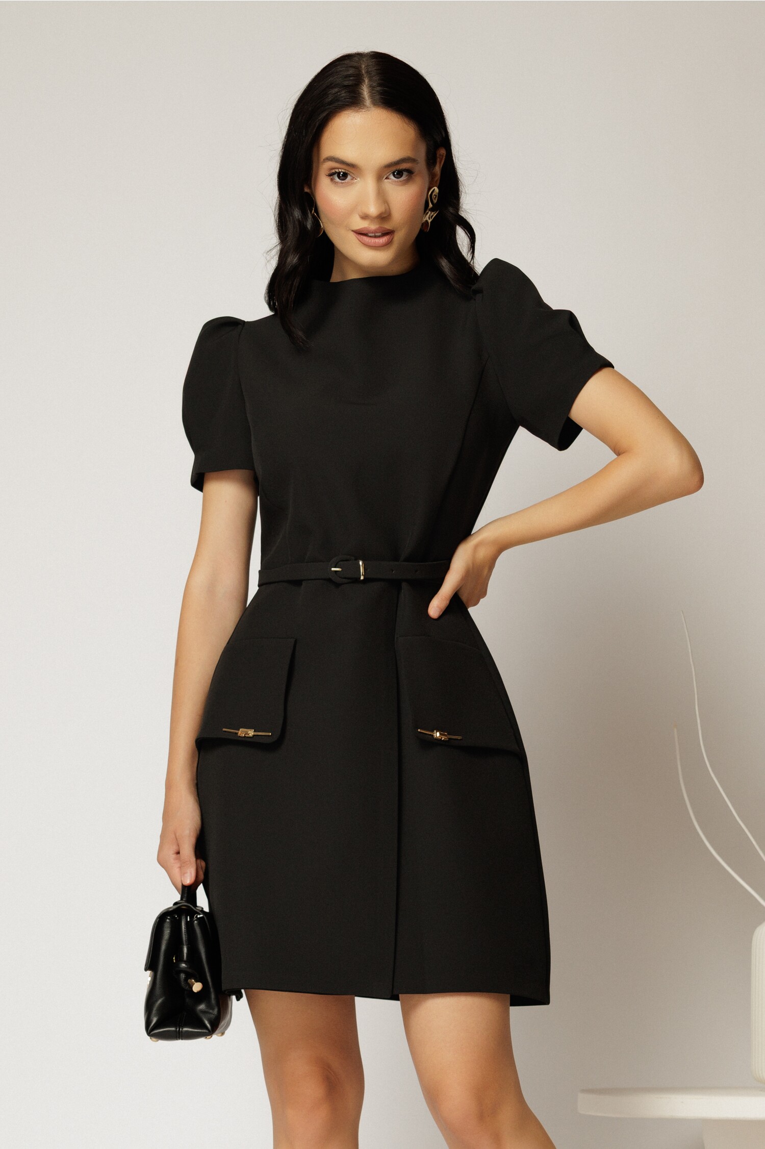 Rochie DY Fashion scurta neagra cu aplicatii pe capace si decolteu rotund