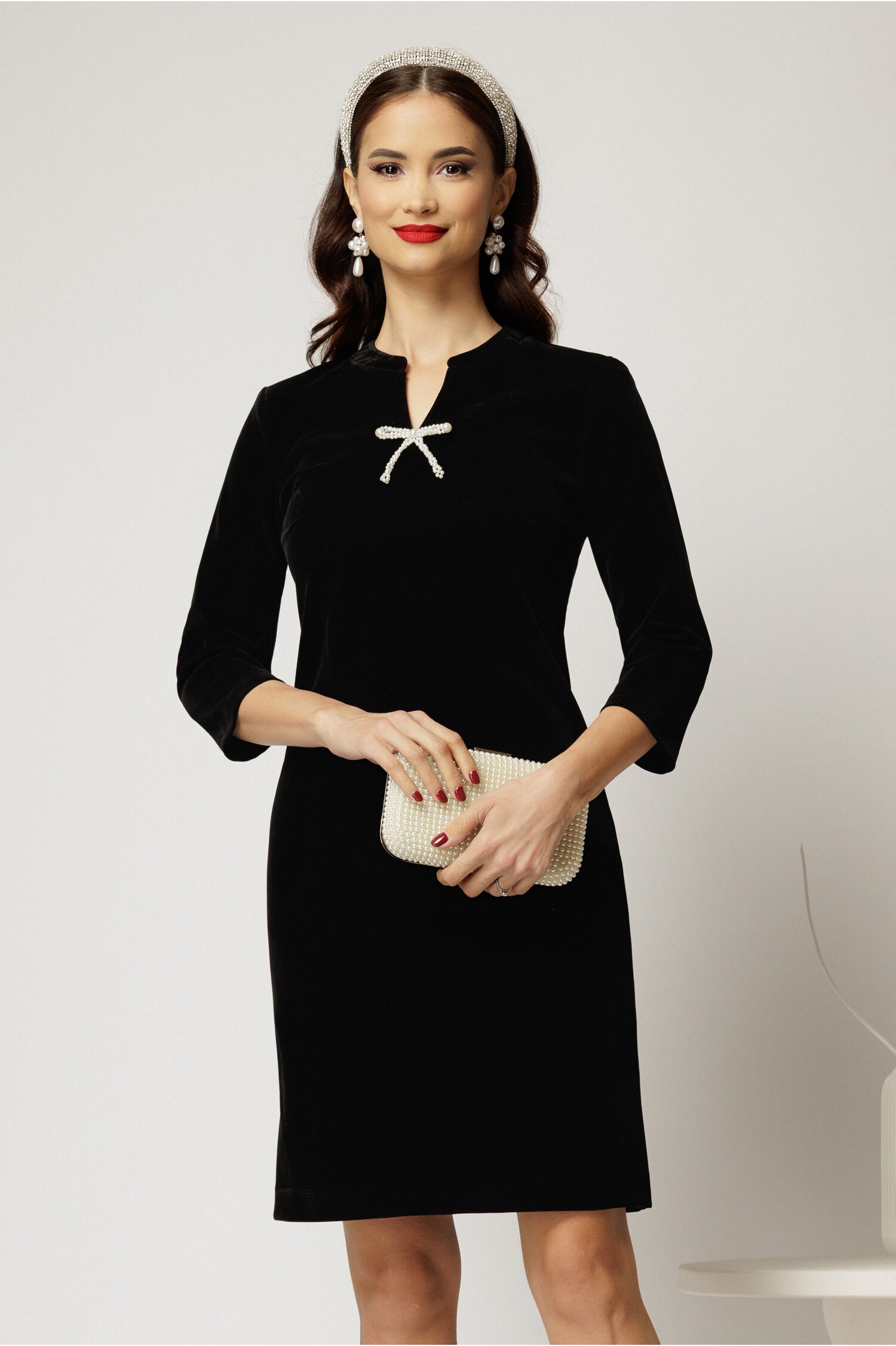 Rochie DY Fashion scurta neagra din catifea fixa cu funda perla