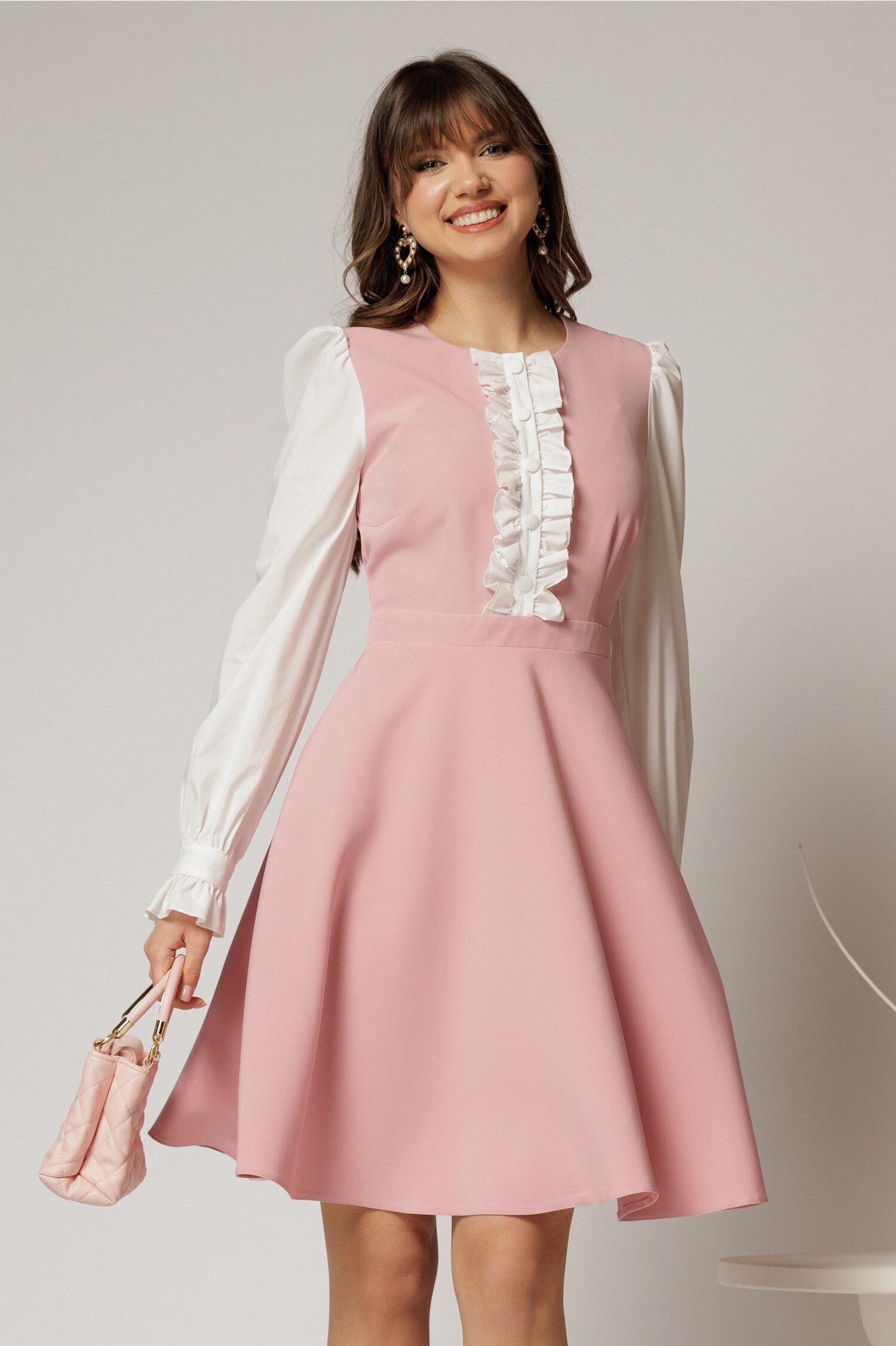 Rochie DY Fashion scurta roz cu maneci lungi din poplin si volanase