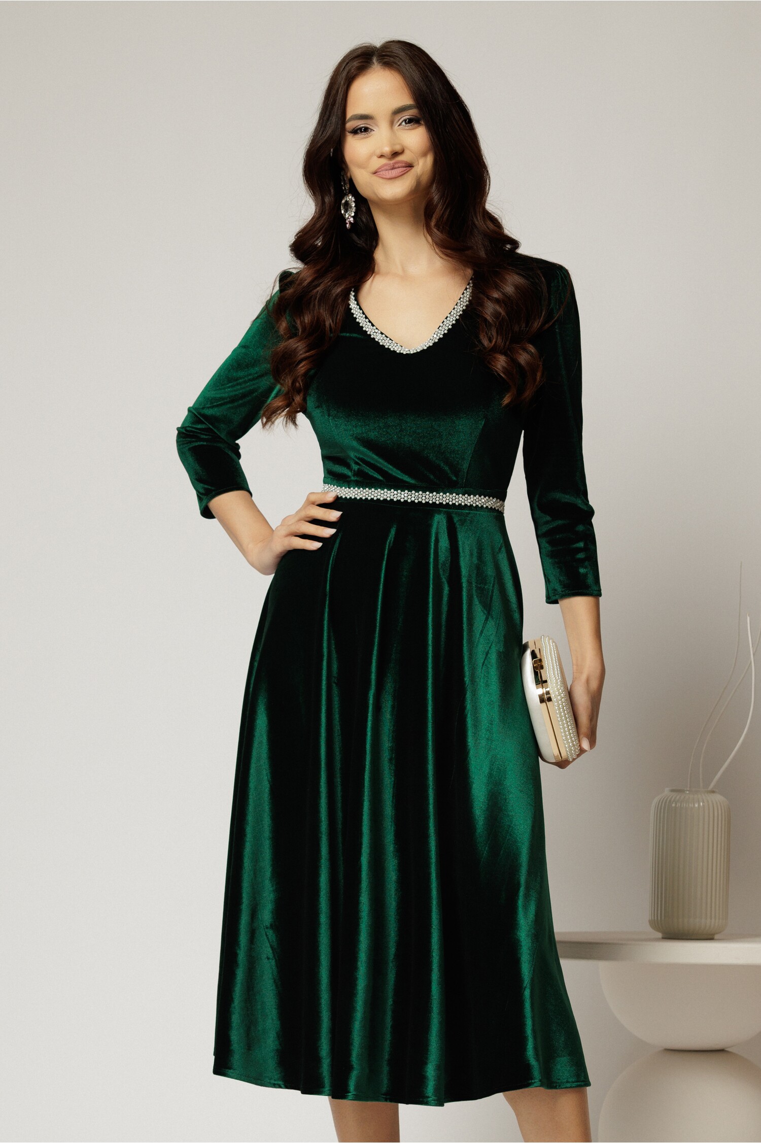 Rochie DY Fashion verde din catifea cu decolteu in V si talia cu perle