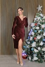 Rochie eleganta bordo din catifea cu insertii din fir lurex
