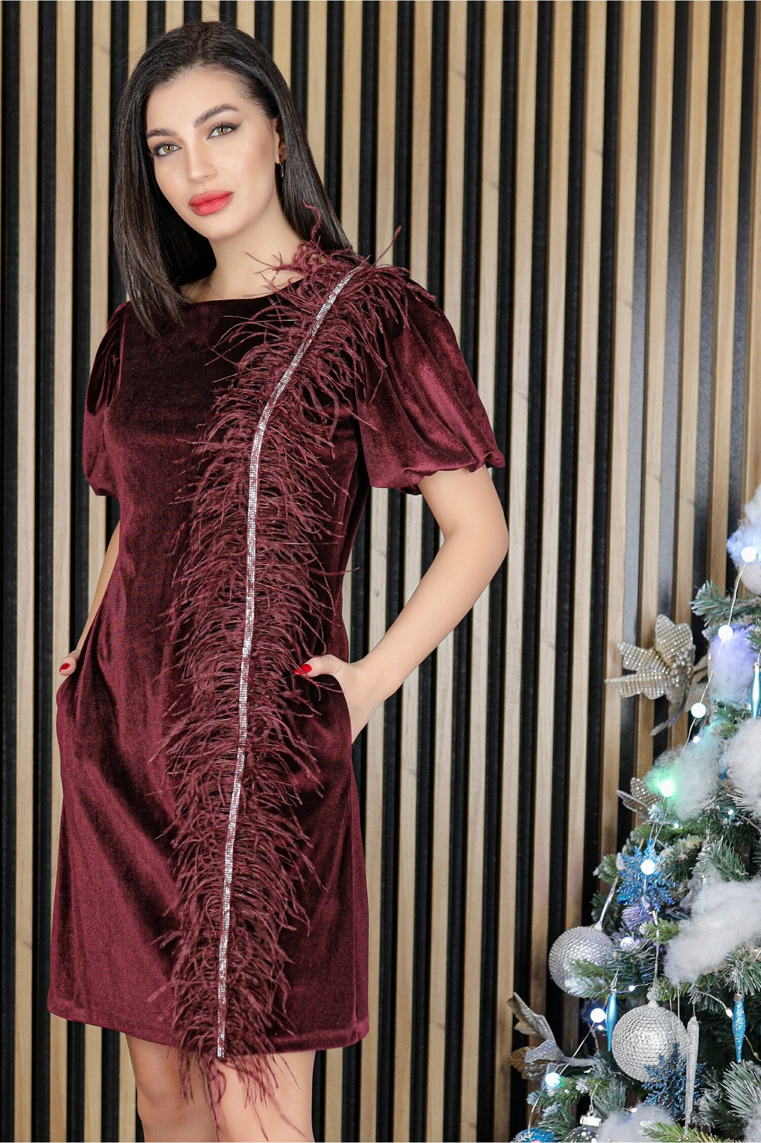 Rochie eleganta bordo din catifea cu pene