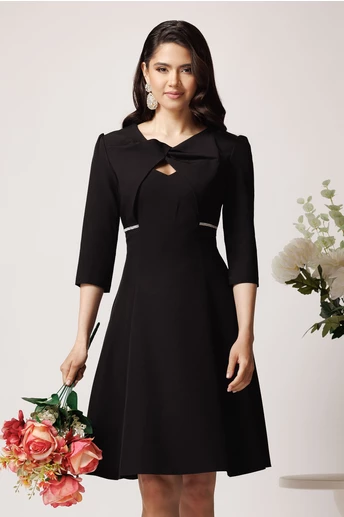 Rochie eleganta din stofa neagra cu strasuri in talie si decupaj la decolteu