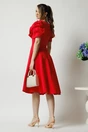 Rochie eleganta din stofa rosu zmeura cu floare maxi pe bust si maneci bufante