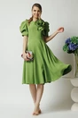 Rochie eleganta din stofa verde fistic cu floare maxi pe bust si maneci bufante