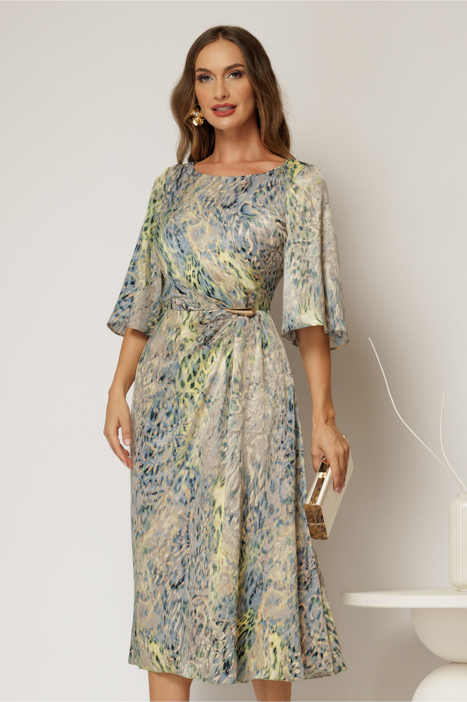 Rochie eleganta midi turcoaz cu imprimeu multicolor din voal plin cu accesoriu in talie