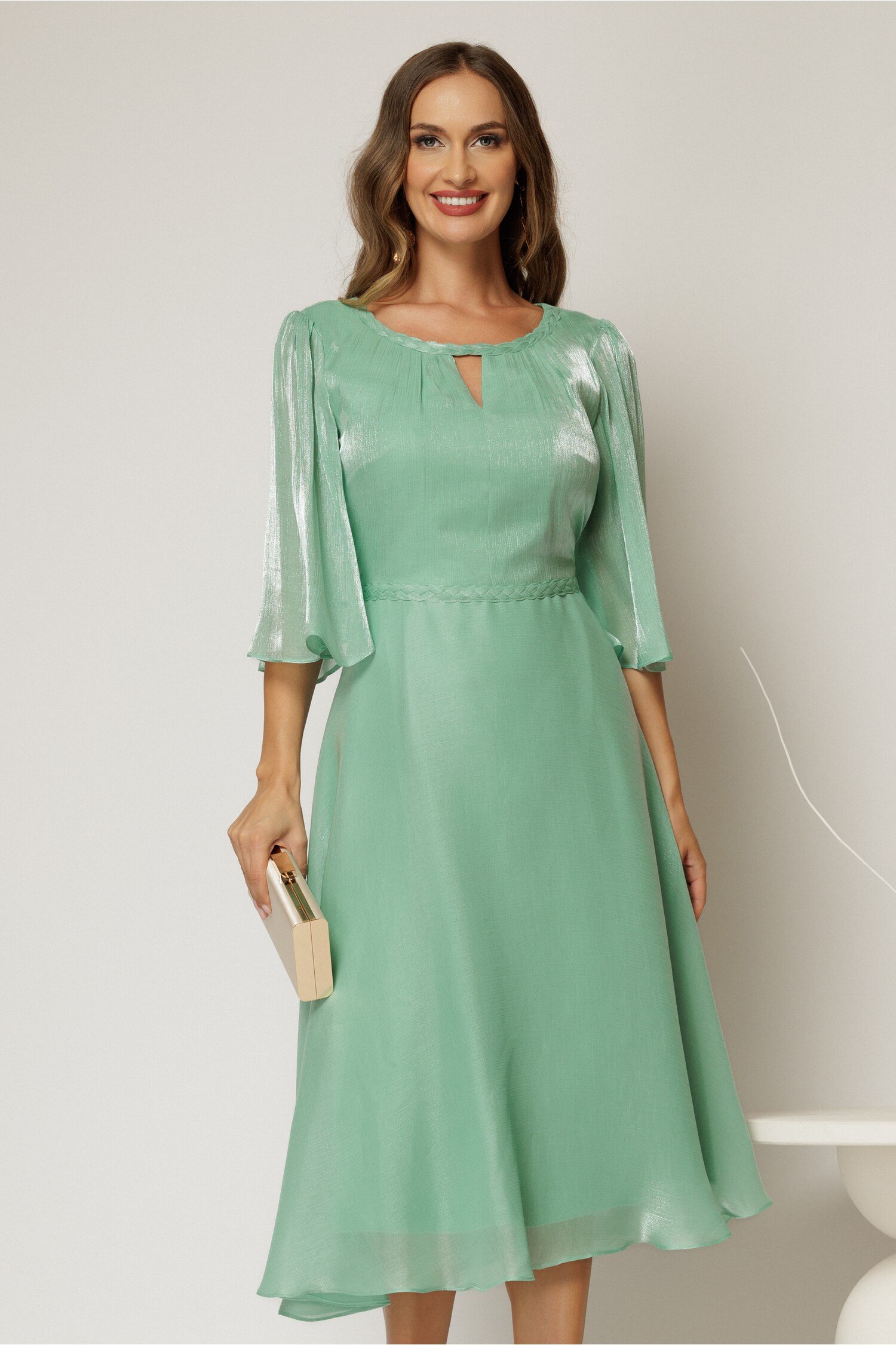 Rochie eleganta verde din voal peliculizat cu decolteu cu decupaj