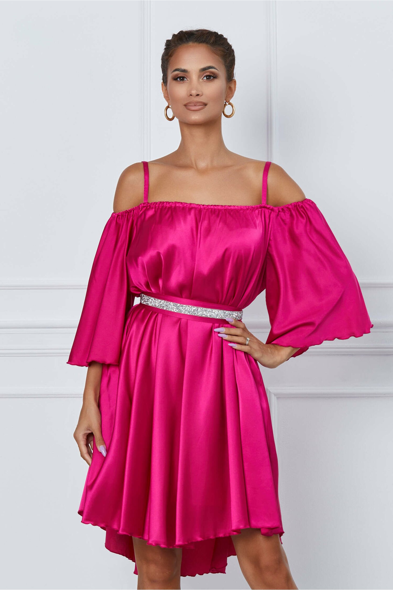 Rochie fucsia accesorizata cu un cordon cu strasuri in talie