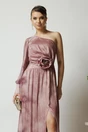 Rochie Ella Collection Noa lunga de ocazie roz din satin cu floare maxi pe talie