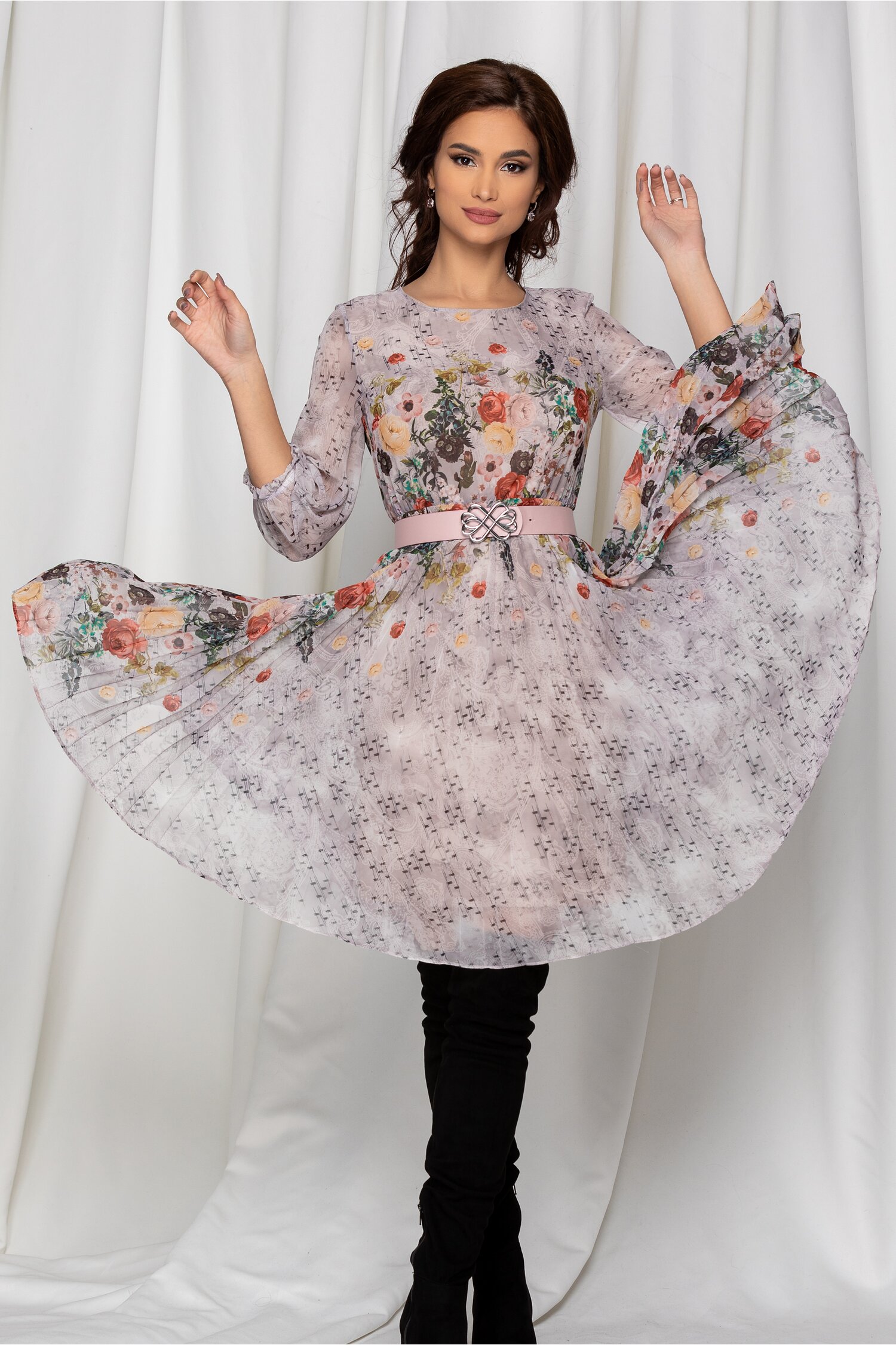Rochie Georgina gri cu imprimeu floral caramiziu si pliuri pe fusta