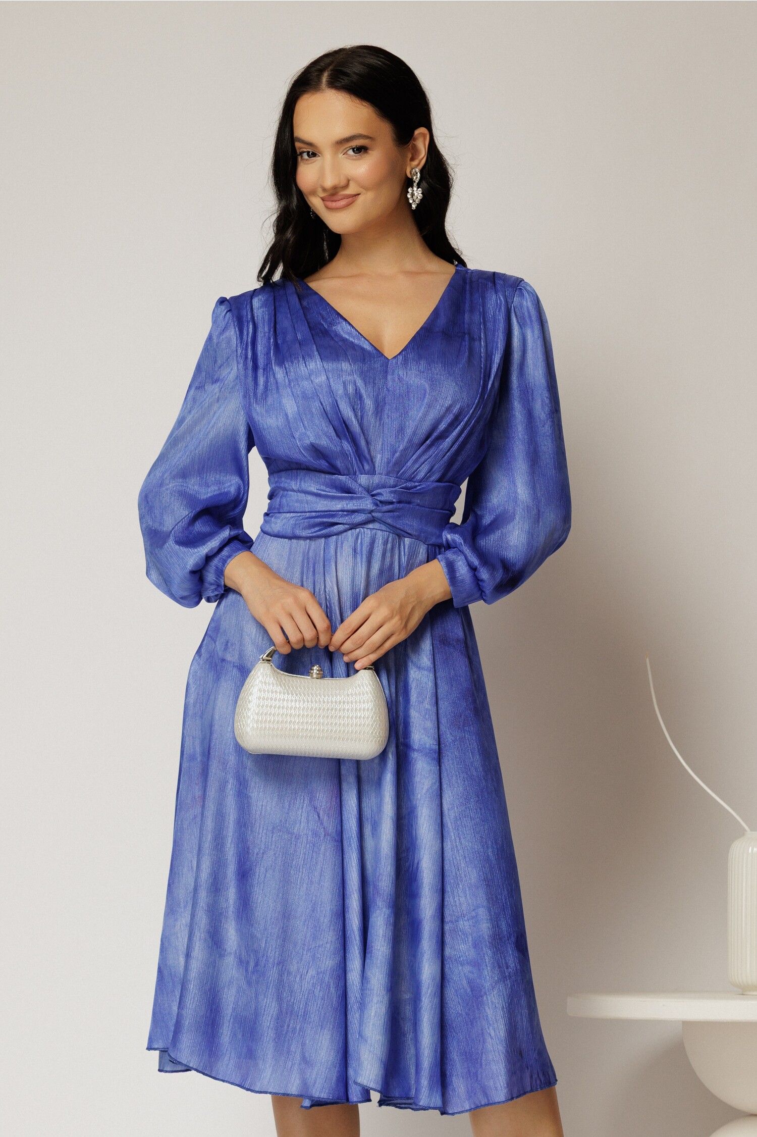Rochie Gina midi albastra din voal cu sidef in clos