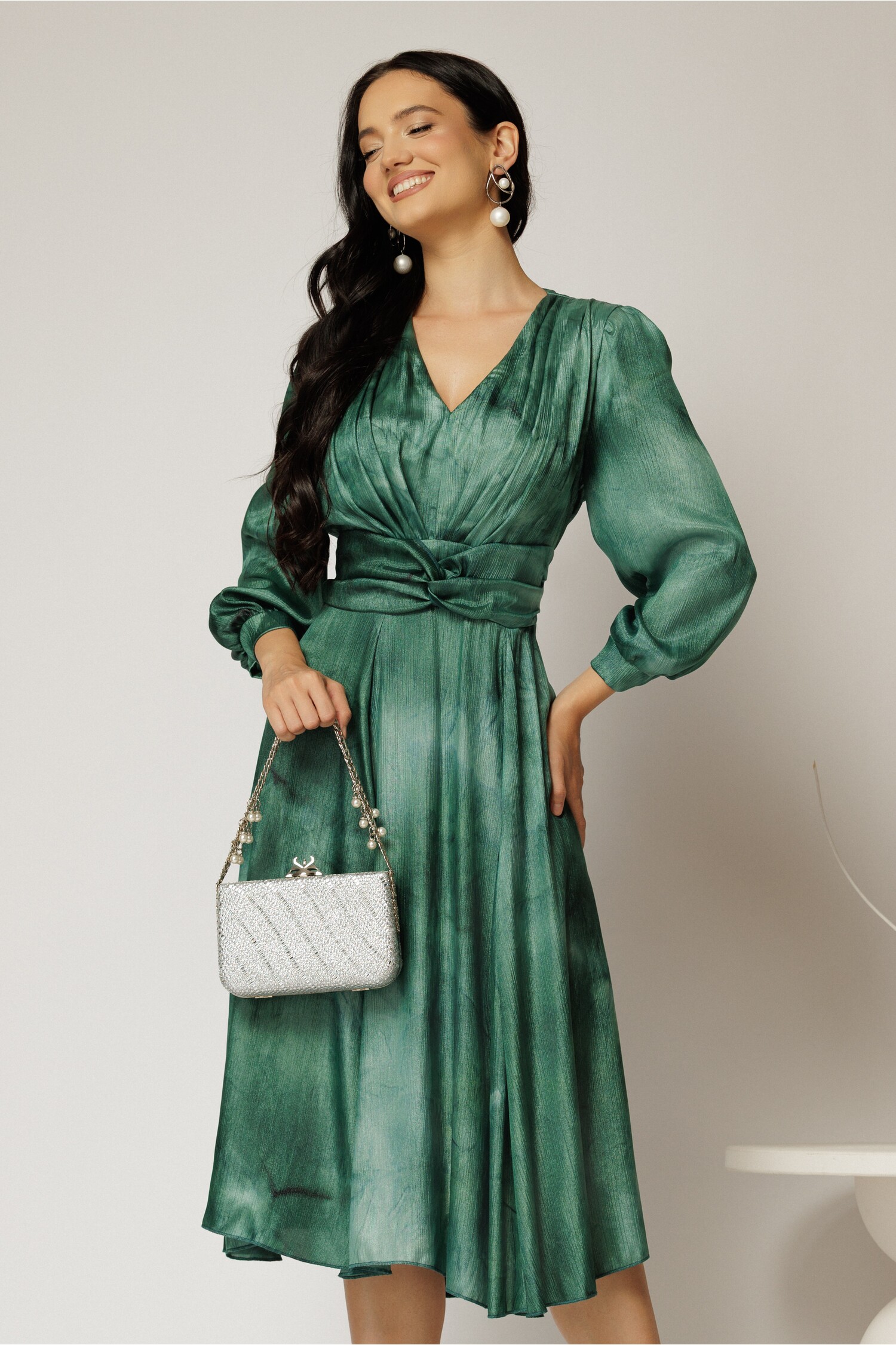Rochie Gina midi verde din voal cu sidef in clos