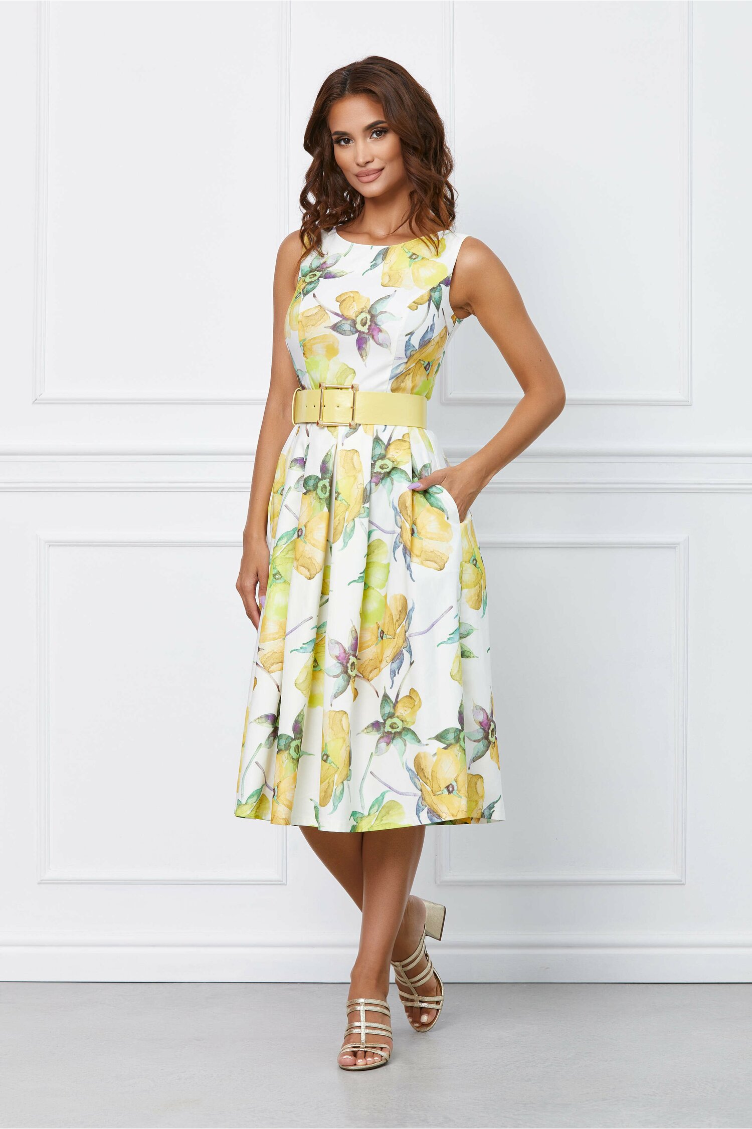 Rochie cu imprimeu floral alba galben si curea in talie