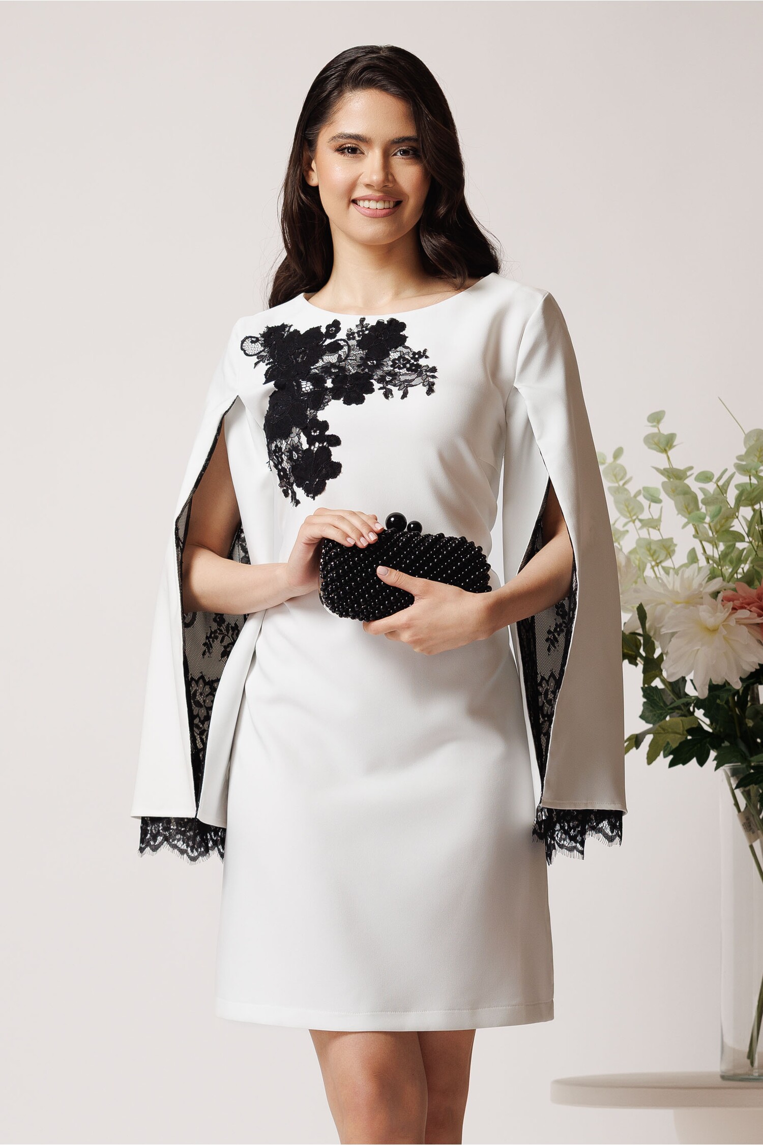 Rochie LaDonna eleganta din stofa alba cu dantela chantilly neagra la maneci si pe bust