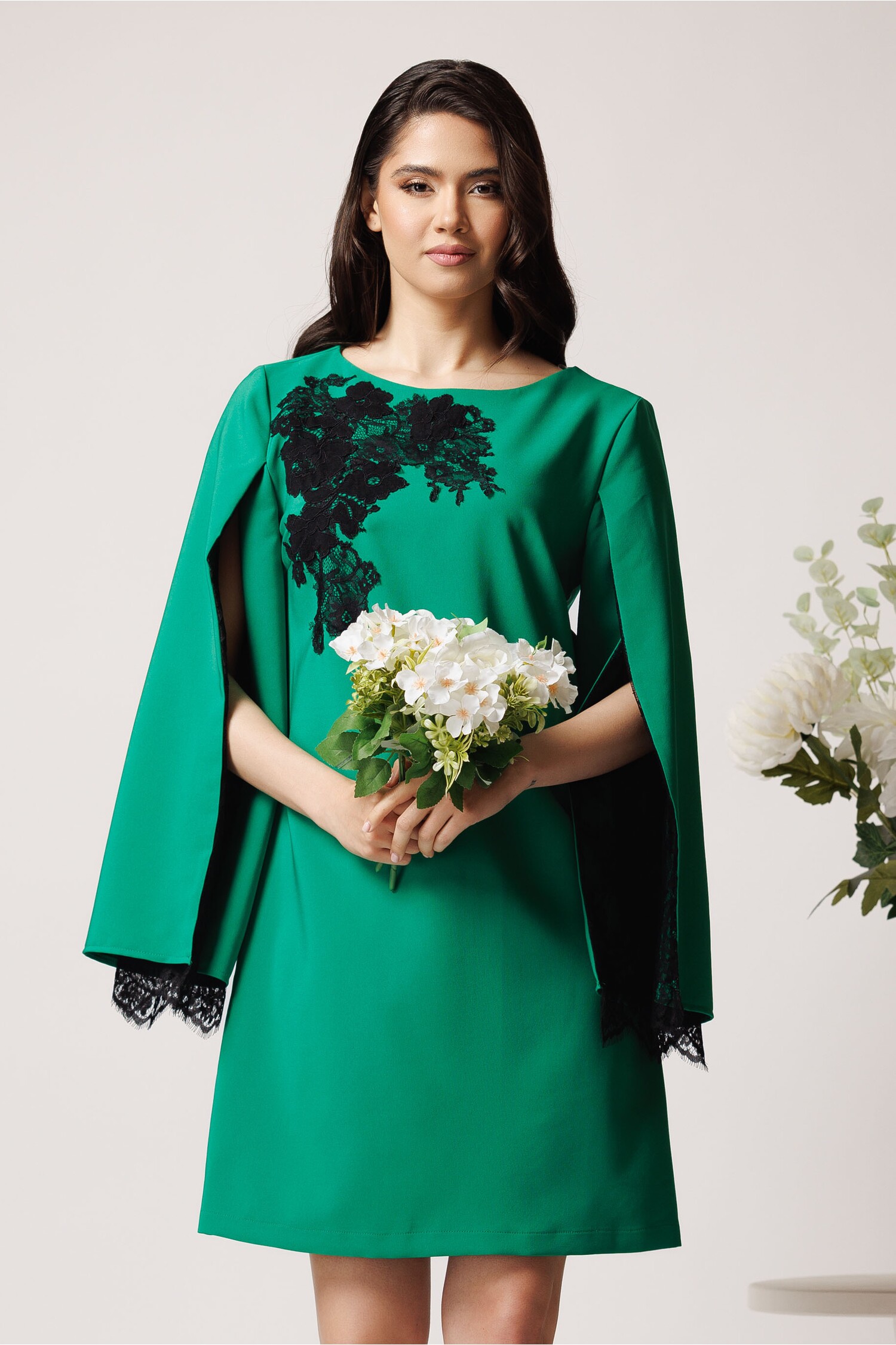 Rochie LaDonna eleganta din stofa verde cu dantela chantilly la maneci si pe bust