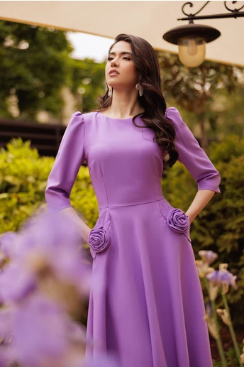 Rochie LaDonna office din stofa lila cu flori maxi pe buzunare
