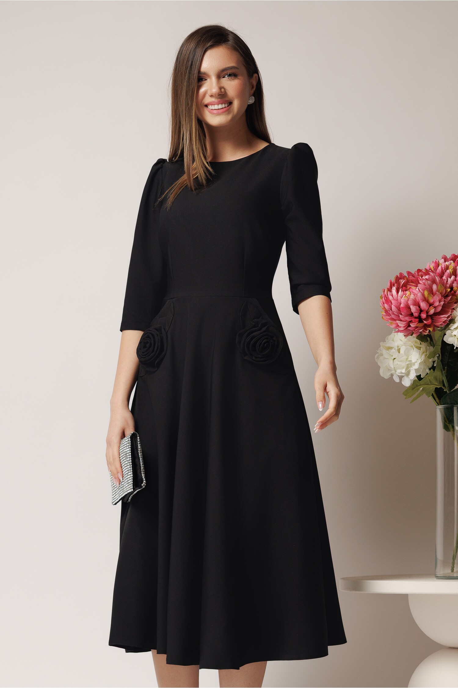 Rochie LaDonna office din stofa neagra cu flori maxi pe buzunare