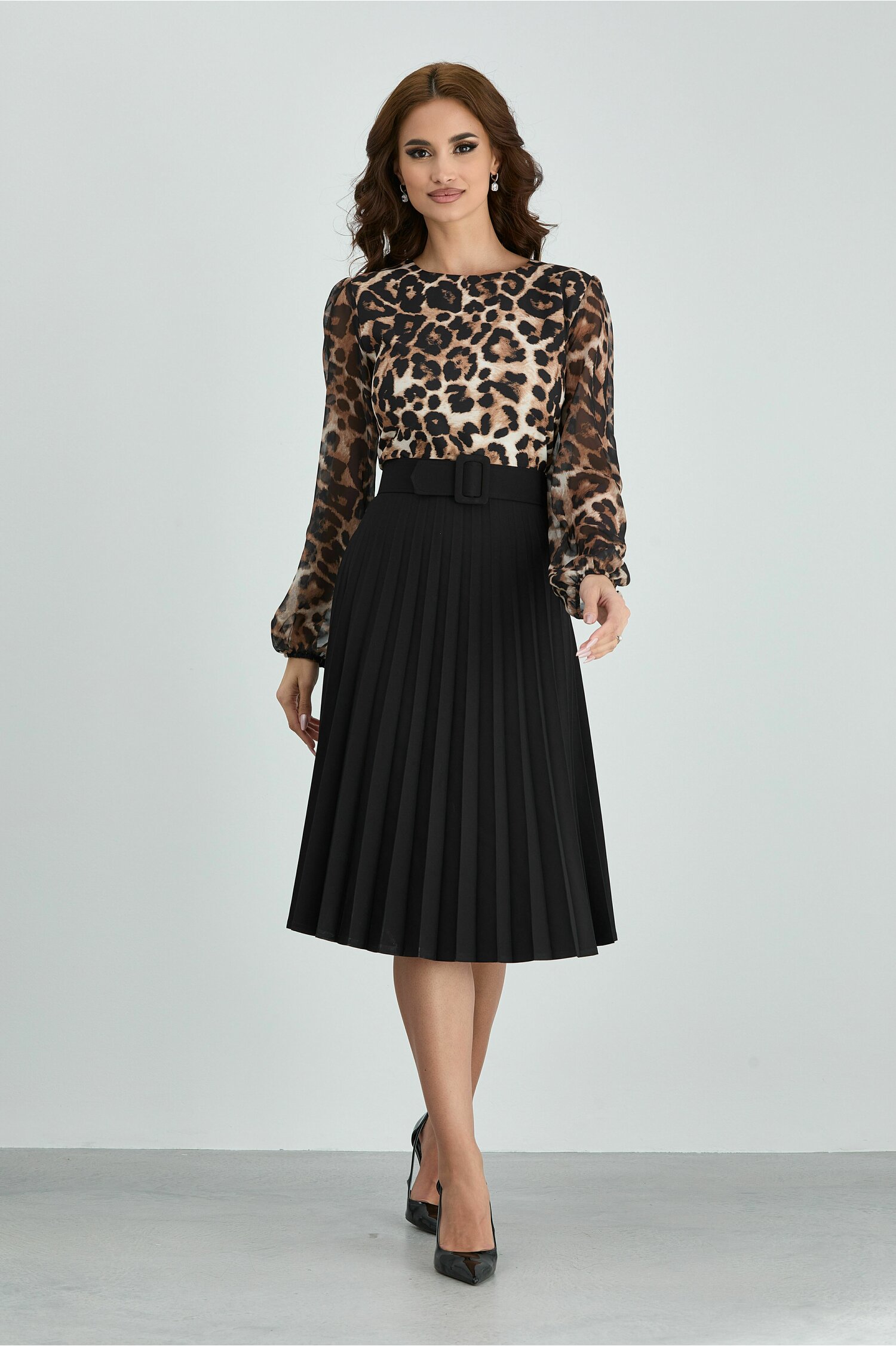 Rochie lina neagra cu animal print la bust