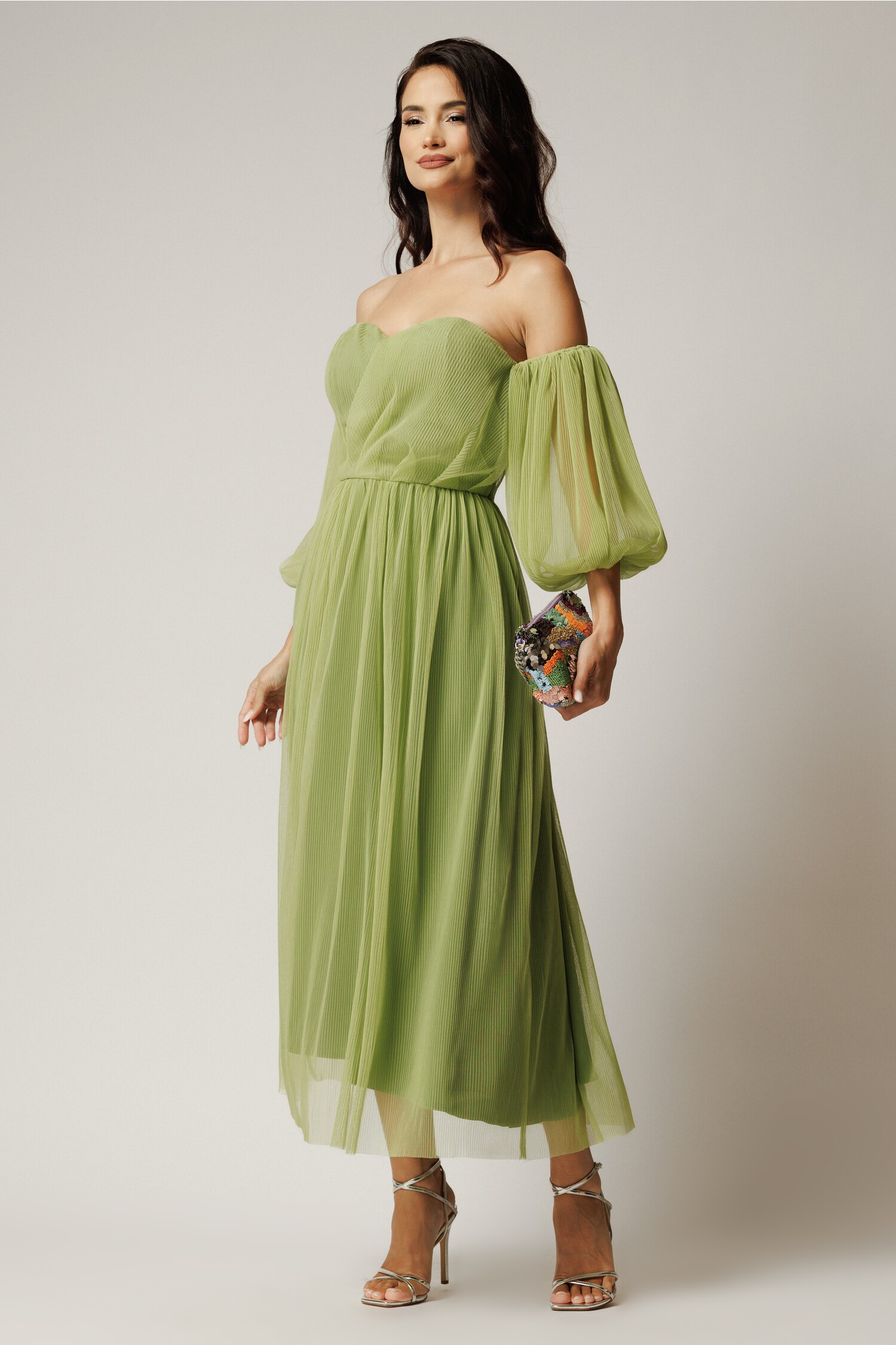 Rochie Luna lunga verde din voal plisat in clos cu umeri goi si maneci bufante Rochie Luna lunga verde din voal plisat in clos cu umeri goi si maneci bufante