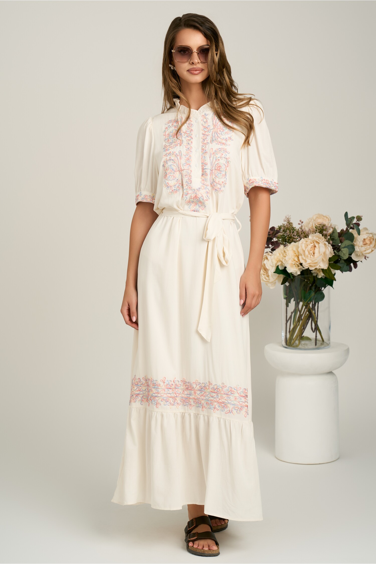 Rochie lunga alba din viscoza cu broderie pastelata si cordon in talie