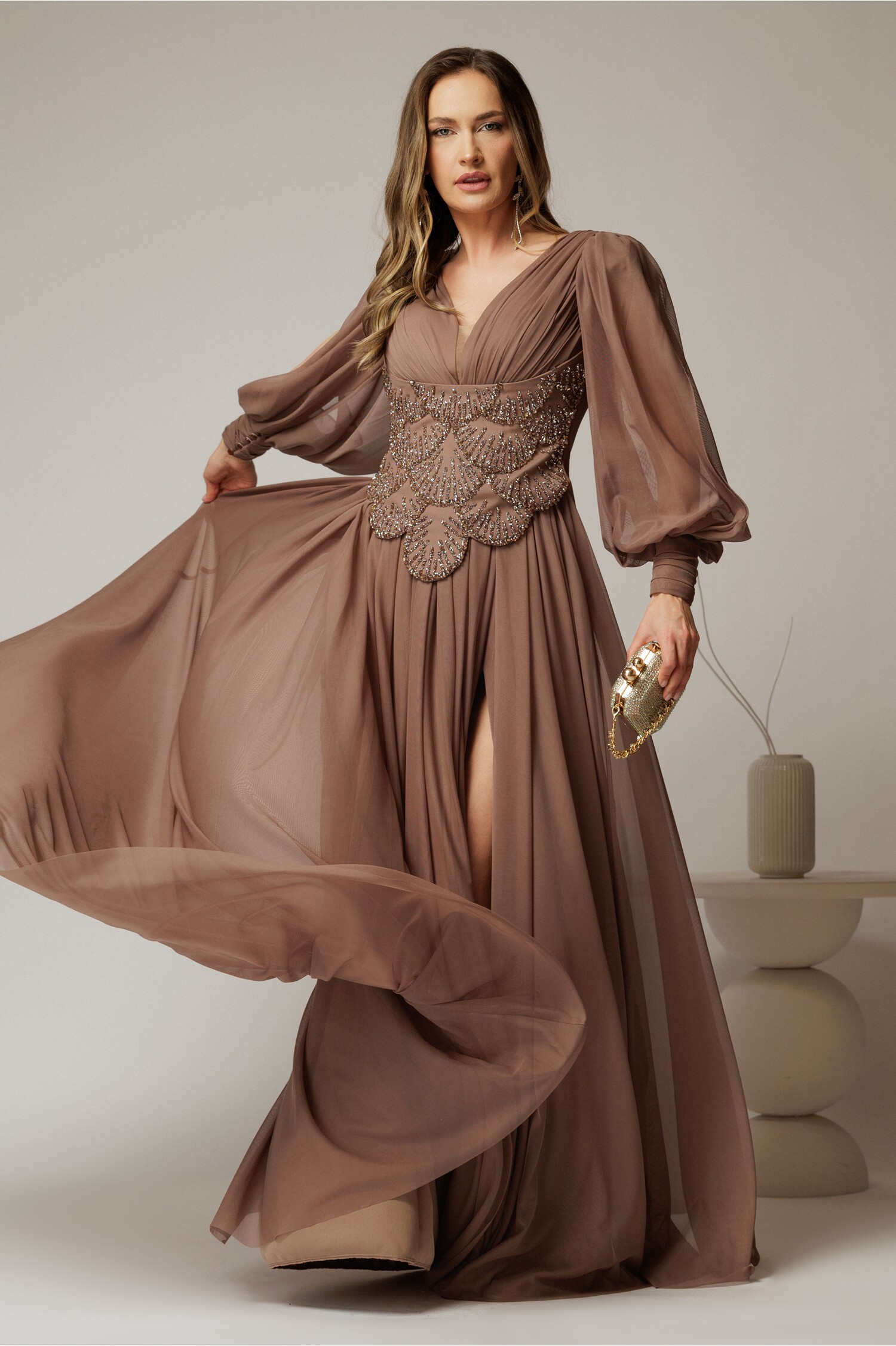 Rochie lunga bej de seara din tull cu corset cu strassuri aplicate