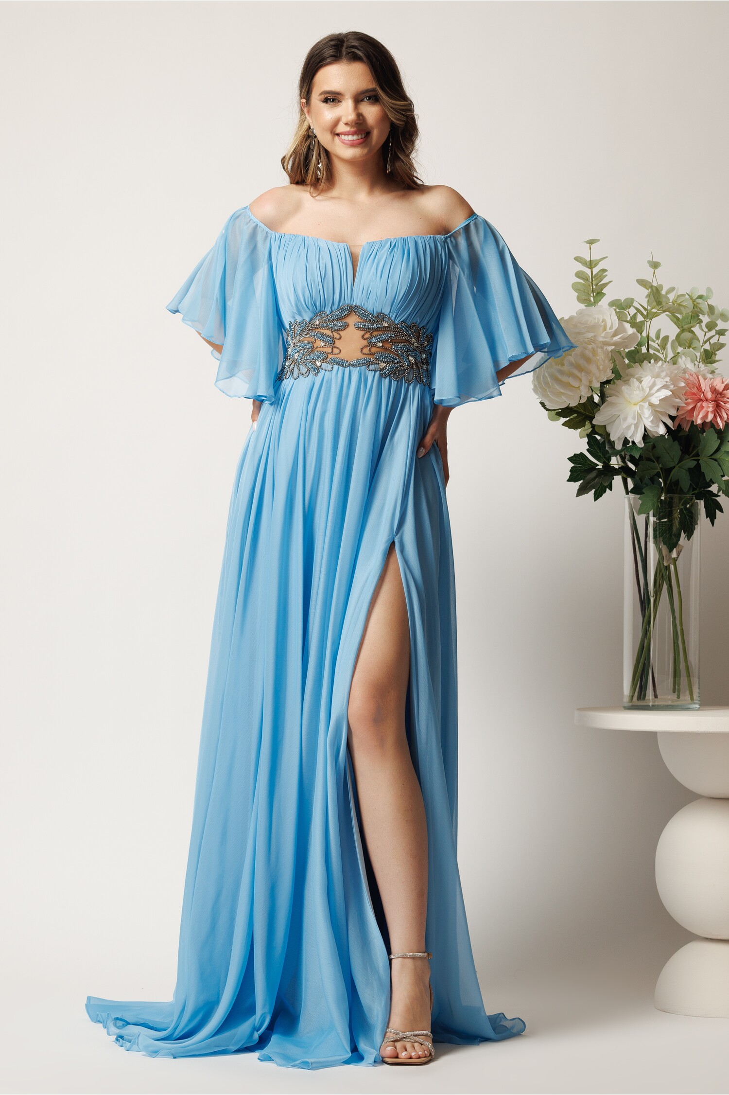 Rochie lunga bleu din voal in clos cu strasuri si tull in talie