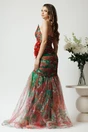 Rochie lunga de ocazie din tull verde cu imprimeuri rosii si floare maxi pe talie
