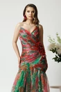 Rochie lunga de ocazie din tull verde cu imprimeuri rosii si floare maxi pe talie