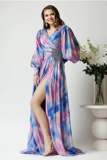 Rochie lunga de ocazie din voal bleu cu imprimeuri roz si strasuri in talie