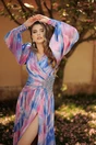 Rochie lunga de ocazie din voal bleu cu imprimeuri roz si strasuri in talie