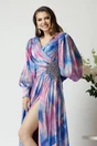 Rochie lunga de ocazie din voal bleu cu imprimeuri roz si strasuri in talie