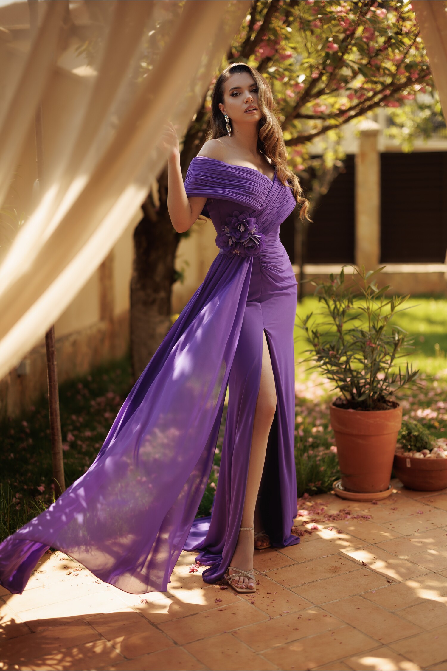 Rochie lunga din voal mov cu umeri goi si floare maxi in talie