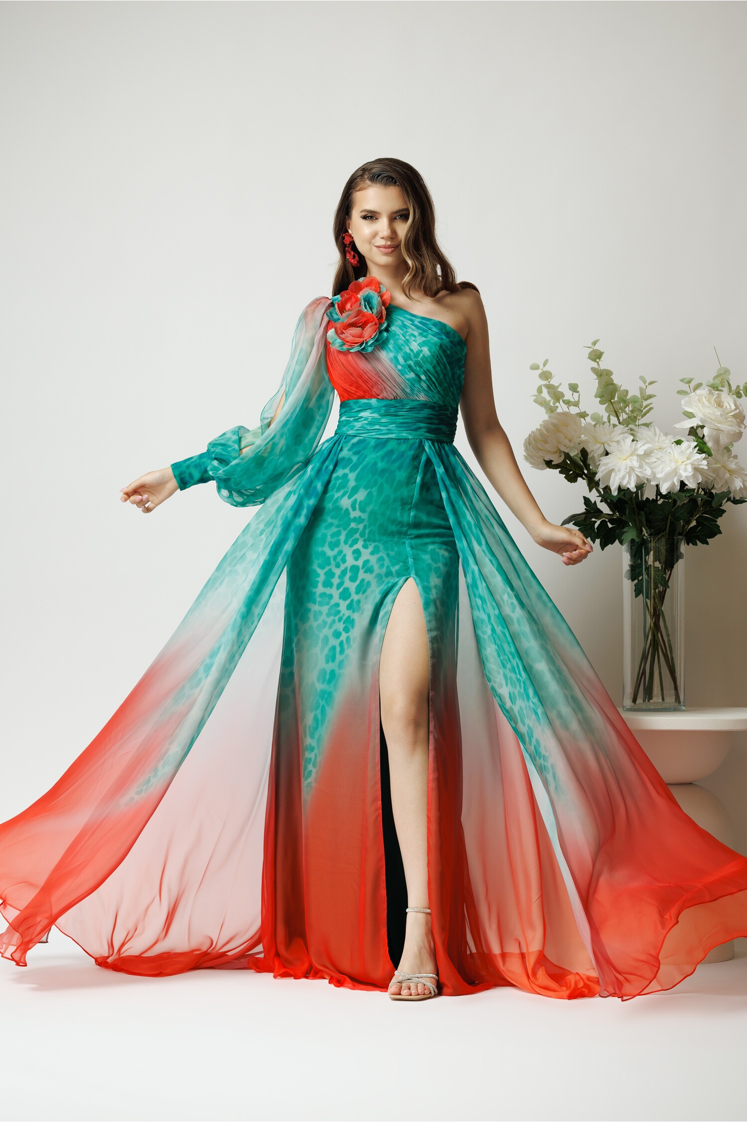 Rochie lunga din voal verde-rosu in degradee cu print si floare pe bust
