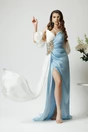Rochie lunga eleganta din voal bleu cu alb si strasuri in talie