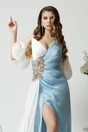 Rochie lunga eleganta din voal bleu cu alb si strasuri in talie
