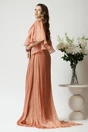 Rochie lunga eleganta din voal rose cu reflexii aurii si floare maxi in talie