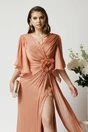 Rochie lunga eleganta din voal rose cu reflexii aurii si floare maxi in talie