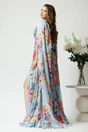 Rochie lunga eleganta din voal satinat bleu cu flori roz si maneci ample