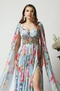 Rochie lunga eleganta din voal satinat bleu cu flori roz si maneci ample