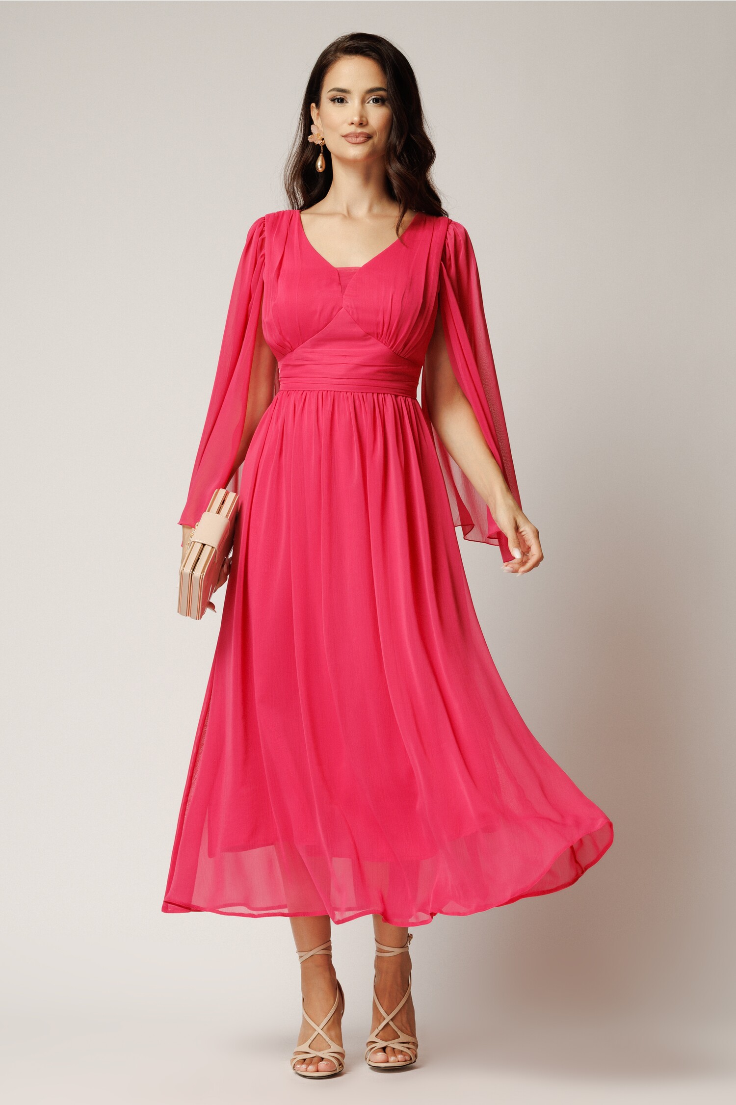 Rochie lunga fucsia din voal creponat in clos cu maneci despicate Rochie lunga fucsia din voal creponat in clos cu maneci despicate